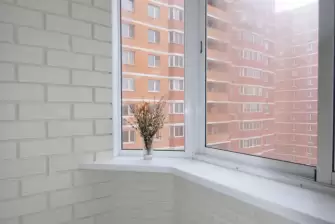 Отделка балкона Лодочка под ключ с холодным остеклением