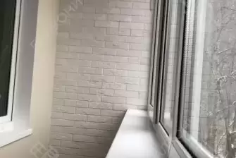 Отделка балкона декоративным камнем, ламинат и натяжной потолок